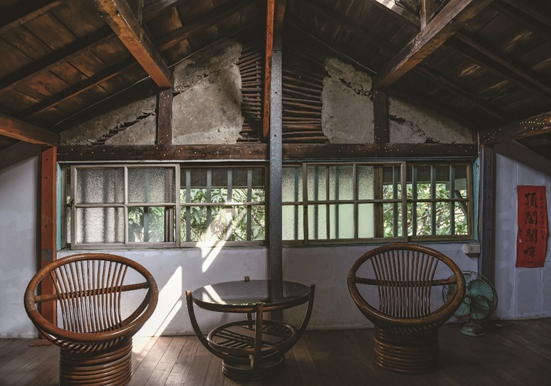 屋頂閣樓刻意留下外露的「編竹夾泥牆」，可以讓人看到古早環保綠建築的作法。